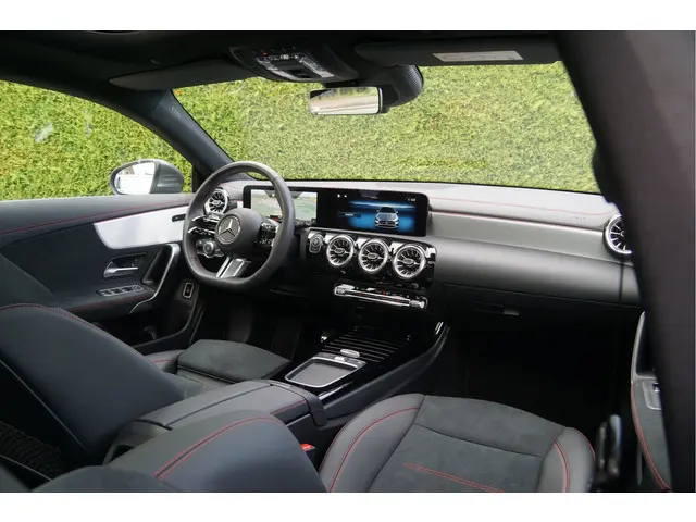 Mercedes-Benz CLA-klasse CLA 250 e AMG Line Facelift | Pano Trekhaak Keyless-Go
