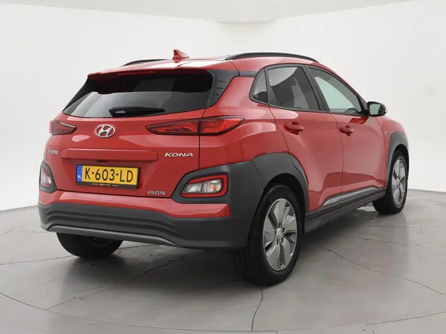 Hyundai Kona EV PREMIUM SKY 64 KWH + SCHUIFDAK | LEDER | STOELVENTILATIE | STUURVERW. | STOELVERW.