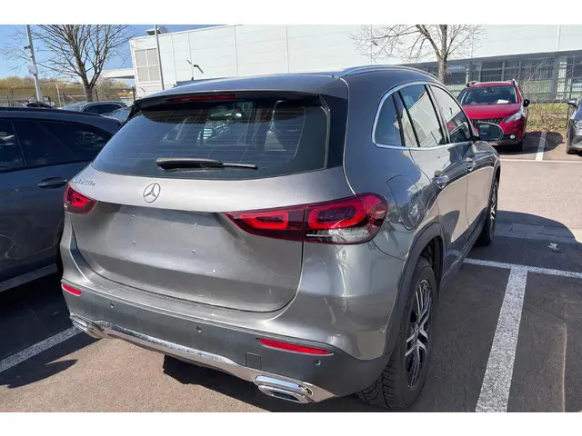 Mercedes-Benz GLA-klasse 250 e Progressive LED Wegklapbare trekhaak Stoelverwarming Achteruitrijcame...