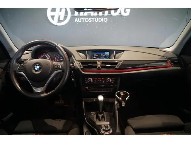 BMW X1 sDrive18i + AUTOMAAT / PANORAMA / SPORT / STUUR/STOELVERWARMING