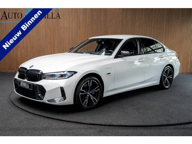 BMW 3-serie 320e M-sport HUD Leer Navi Camera ACC Matrix LED Laser PDC Virtual Climate (3-zone) Zwar...