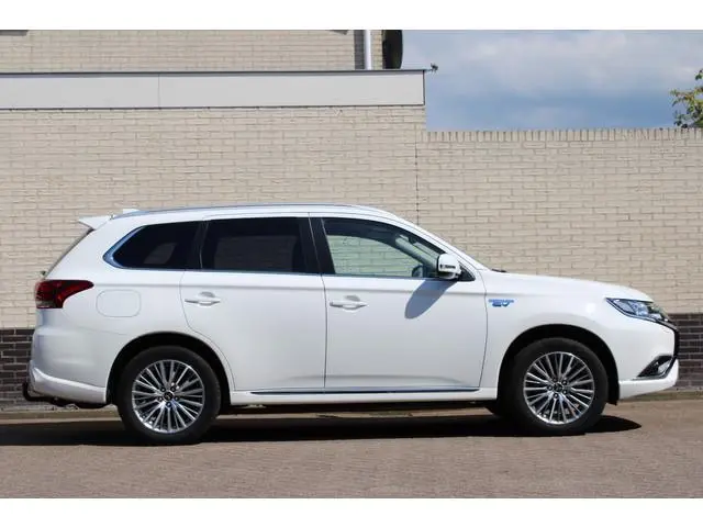 Mitsubishi Outlander 2.4 PHEV Intense+ | Trekhaak | Camera | Navigatie | Stoelverwarming
