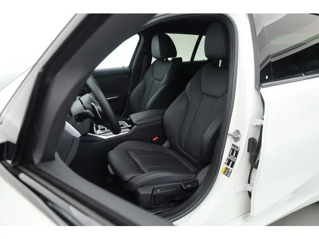 BMW 3-serie 330e M-Sport | Rijklaar! | Widescreen | ShadowLine | HUD | Dodehoek | Leder | Stuur-Stoe...