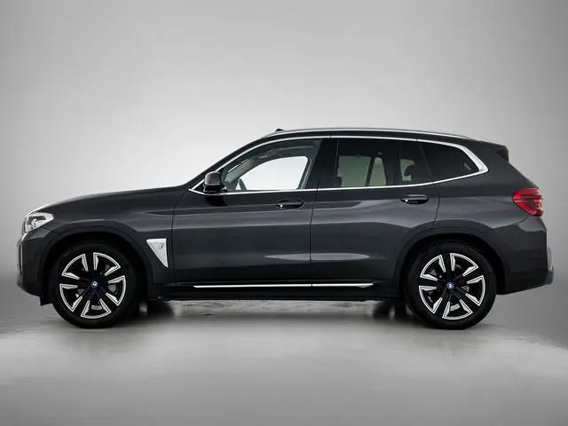 BMW iX3 Executive 80 kWh-SOH 97.46% / Panoramadak / Trekhaak / Leder / Stoelverwarming / Pdc.+Camera...
