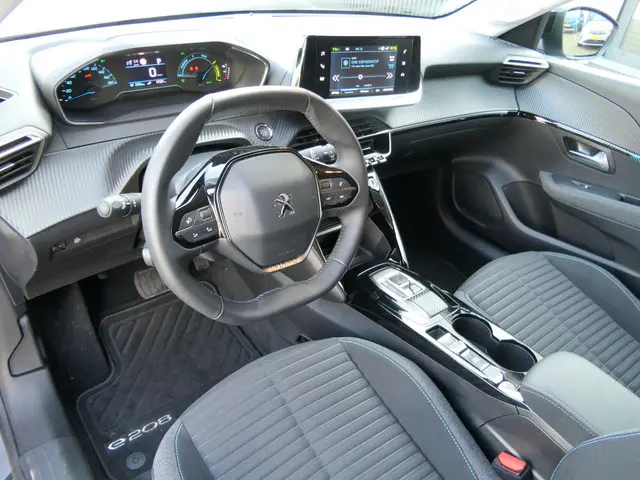 Peugeot e-208 EV Style 50 kWh | 100% elektrisch | 1e eigenaar | Privacy Glass