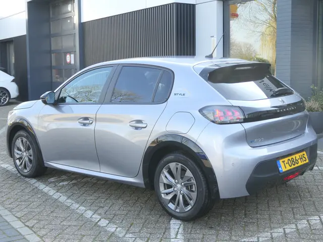 Peugeot e-208