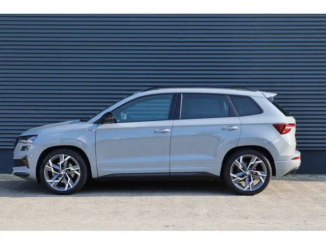ŠKODA Karoq 1.5 TSI ACT DSG Sportline Pano/Virtual Cockpit/Navi Columbus/Camera/Keyless/LED/ACC/18"