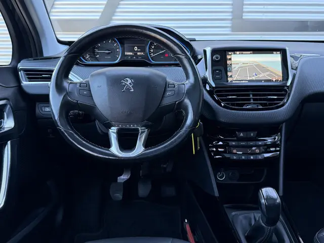 Peugeot 2008 1.2 PureTech Allure Navi|Pano|Clima|Trekhaak|Cruise|PDC|D-riem v.v. in 2022|N.A.P|APK t...