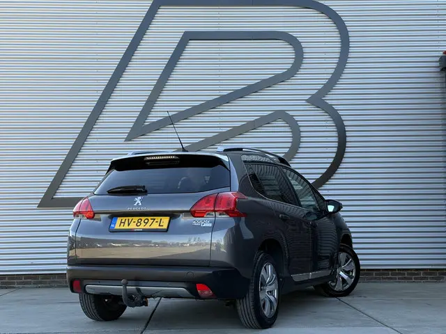 Peugeot 2008 1.2 PureTech Allure Navi|Pano|Clima|Trekhaak|Cruise|PDC|D-riem v.v. in 2022|N.A.P|APK t...