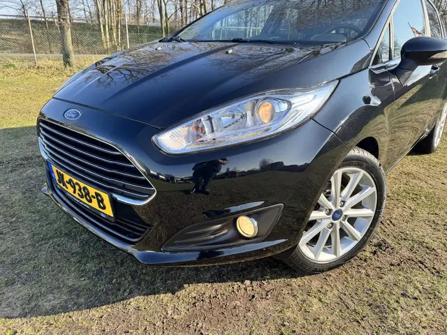 Ford Fiesta 1.0 EB 100PK Titanium | NIEUWE DISTRIBUTIERIEM | CAMERA | CLIMA | NAVI | CRUISE |