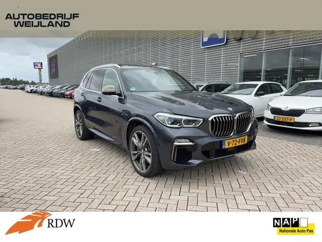 BMW X5 M50d High Executive GRIJS KENTEKEN M-PAKKET NIEUWSTAAT I 22" I Pano I Leder I Head-Up I Winte...