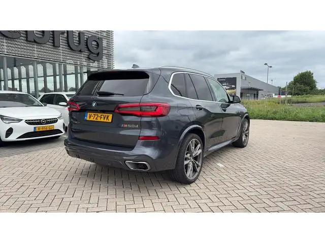 BMW X5 M50d High Executive GRIJS KENTEKEN M-PAKKET NIEUWSTAAT I 22" I Pano I Leder I Head-Up I Winte...