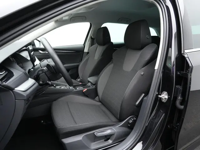 Skoda Octavia Combi 1.5 TSI 115 pk DSG Selection | Achteruitrijcamera | Adaptive Cruise | Navigatie