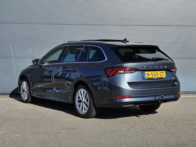 Skoda Octavia Combi 1.0 e-TSI Business Edition Plus Automaat | Navigatie | Apple Carplay of Android...
