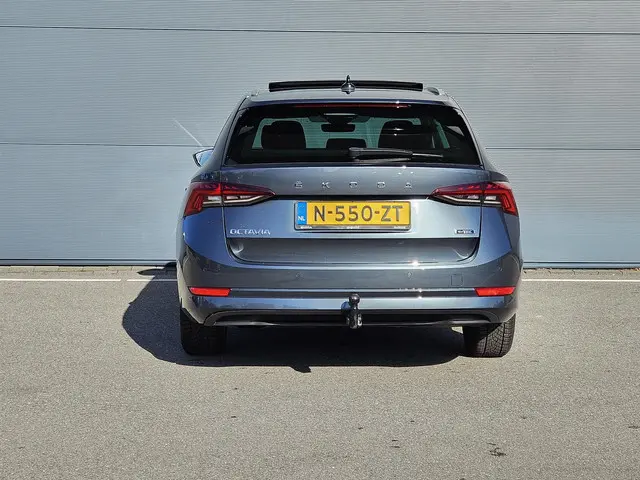 Skoda Octavia Combi 1.0 e-TSI Business Edition Plus Automaat | Navigatie | Apple Carplay of Android...