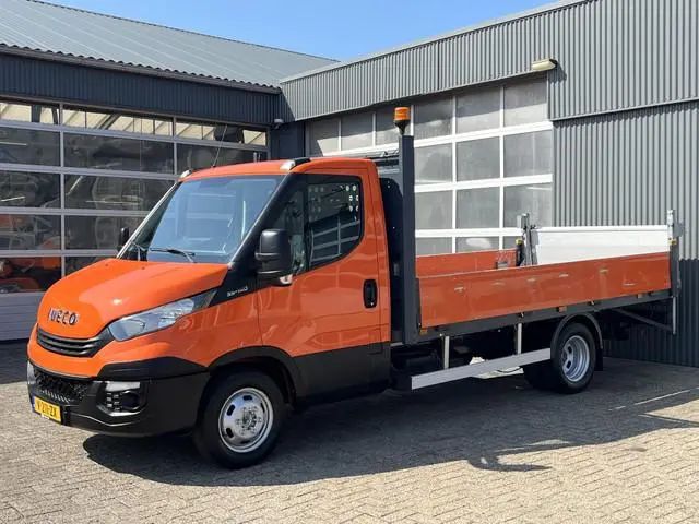 Iveco Daily 35C14 2.3 375 Laadklep 500kg Trekhaak 3500kg trekgewicht Airco 2-Persoons Open laadbak P...