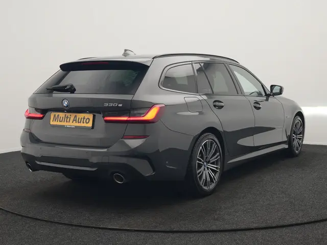BMW 3-serie Touring 330e M Sport 293pk Dealer O.H. Dravitgrau | Panodak | Adaptive Cruise | Camera |...