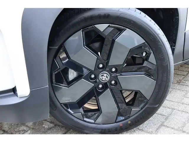 Toyota Urban Cruiser Executive 61 kWh, Panorama dak, Blind Spot, JBL, 360 camera, Half leder met €1....