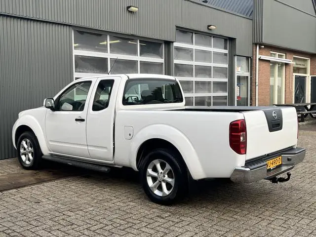 Nissan Navara 2.5 dCi SE King Cab Airco Cruise controle Trekhaak 3000kg trekhaak Pick-up p-up Euro 5...