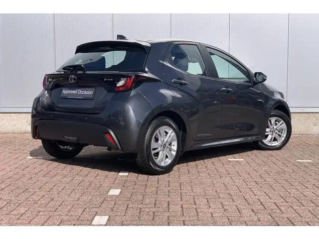 Toyota Yaris 1.5 Hybrid 115 Business edition / Stuur en Stoelverwarming / Parkeersensoren / Camera /