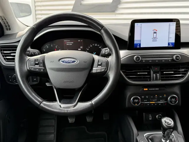 Ford Focus Wagon 1.0 EcoBoost Titanium Business Navi|Cruise|Trekhaak|Stoel+Stuur verw|Carplay|B&O|PD...