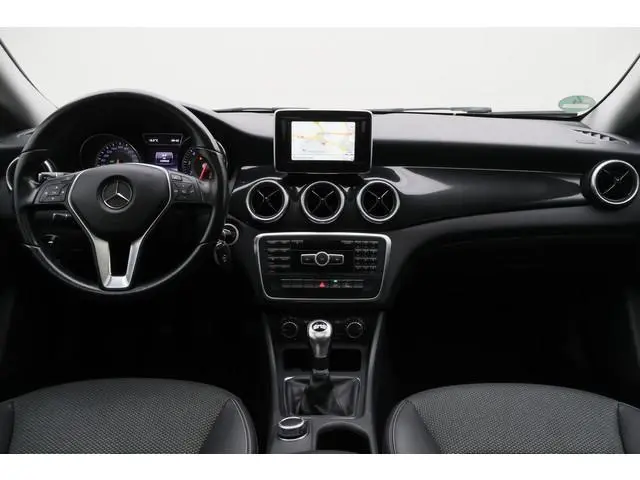Mercedes-Benz CLA-klasse 180 Ambition Panoramadak, Airco, Cruise, Navigatie, Bluetooth, Bi-Xenon, Tr...