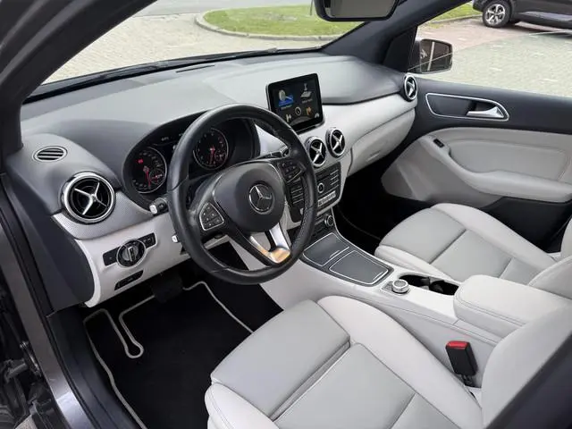 Mercedes-Benz B-klasse 180 Ambition / Automaat / Sensoren V+A / Stoelverwarming /