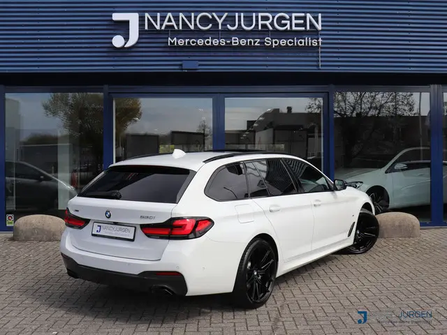 BMW 5-serie Touring 530i xDrive | M-Sport | Pano | Luchtvering | 4 Wiel Besturing | Leer | Ambiente...