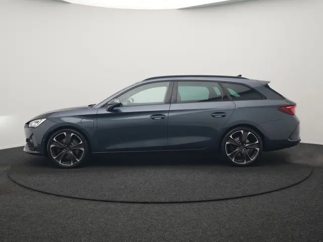 CUPRA Leon Sportstourer 1.4 e-Hybrid VZ Plug In Hybrid 245pk Dealer O.H PHEV | Adaptive Cruise | Cam...