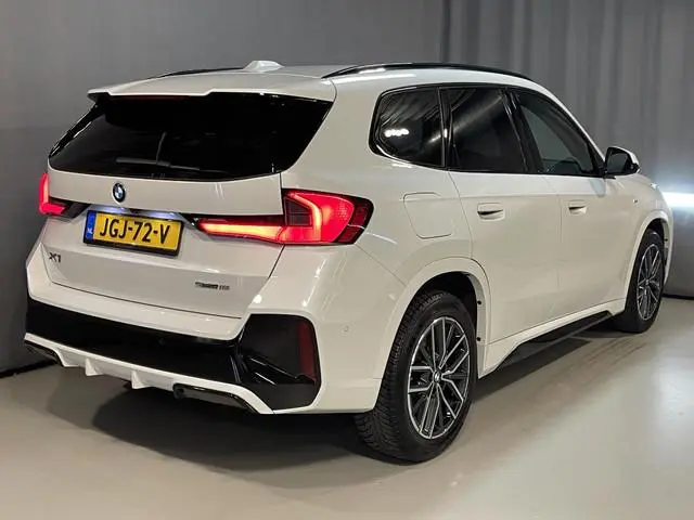 BMW X1 sDrive18i M Sport Shadow Line 18"/Sportstoelen/Adaptieve cruise/Keyless/Stoelverwarming/Camer...
