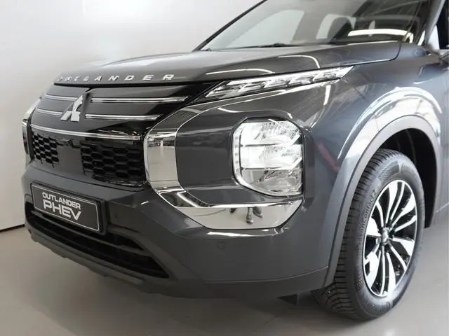 Mitsubishi Outlander 2.4 PHEV Pure | Actieprijs | 360 Camera | Standkachel | Navi | Clima | 8 jaar g...