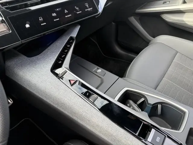 Peugeot e-3008