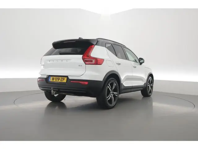 Volvo XC40 2.0 B4 R-Design | Rijklaar! | Elek. Trekhaak | Pilot Assist | H&K Audio | Camera | Stoel-...