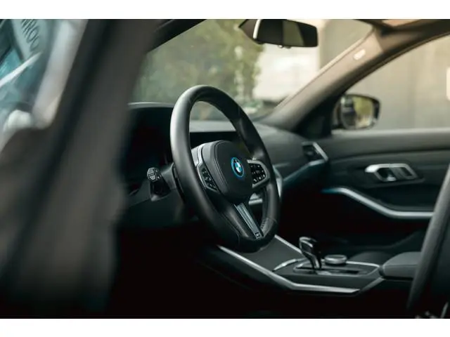 BMW 3-serie Touring 330e High Executive | M-syle | Pan.dak | adap CC
