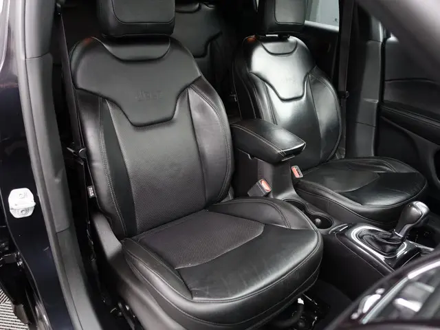 Jeep Compass 1.3T S Night Eagle Aut- Xenon Led, Keyless, Stuur/Stoelverwarming, Alpine Audio, Memory