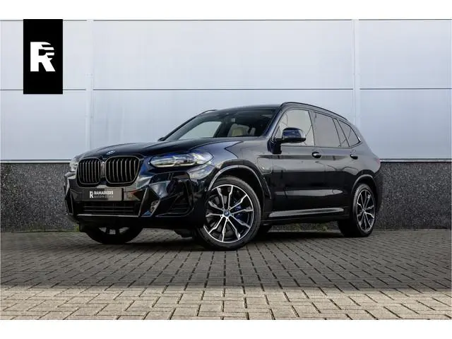 BMW X3 xDrive30e High Executive M-Sport Panorama / Electrische stoel / Trekhaak / Camera /