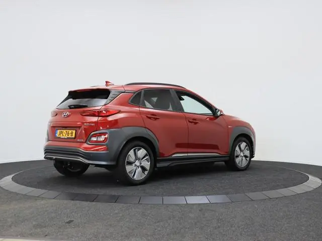 Hyundai Kona EV Premium 64 kWh | Navigatie | All Seasons | Camera | Soh 92,4 % |