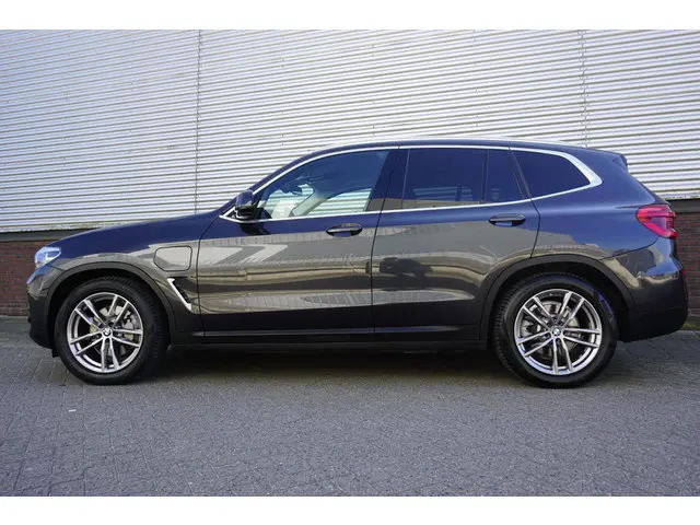 BMW X3 xDrive30e eDrive/Leer/Sporstoelen/Dealeronderhoud/ SOH 92%/Harman-Kardon.