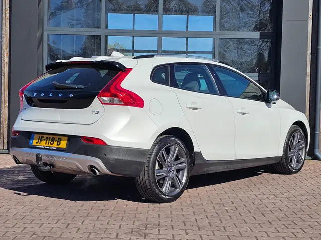 Volvo V40 Cross Country 2.0 T3 Momentum | Xenon | Trekhaak | Stoelverwarming | Navi | PDC | Cruise |...