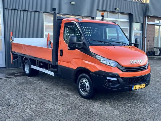 Iveco Daily 35C14 2.3 375 Laadklep 500kg Trekhaak 3500kg trekgewicht Airco 2-Persoons Open laadbak P...