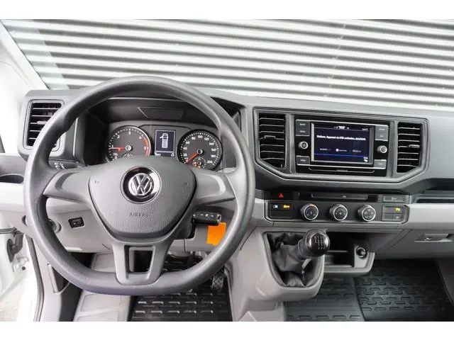 Volkswagen Crafter 35 140pk L3H2 / L2H1 Trekhaak Apple Carplay 3-zits Parkeersensoren Euro6