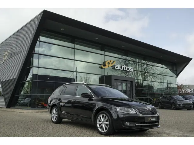 Skoda Octavia Combi 1.6 TDI 105pk DSG Navigatie DAB Xenon / LED Elektrische achterklep Keyless start...