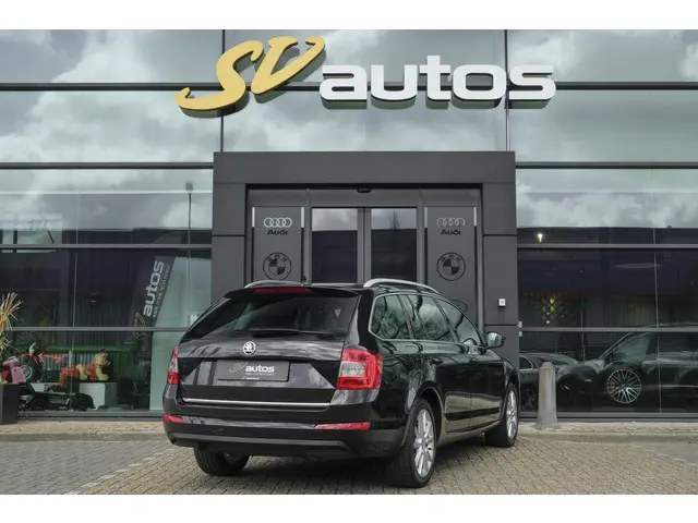 Skoda Octavia Combi 1.6 TDI 105pk DSG Navigatie DAB Xenon / LED Elektrische achterklep Keyless start...