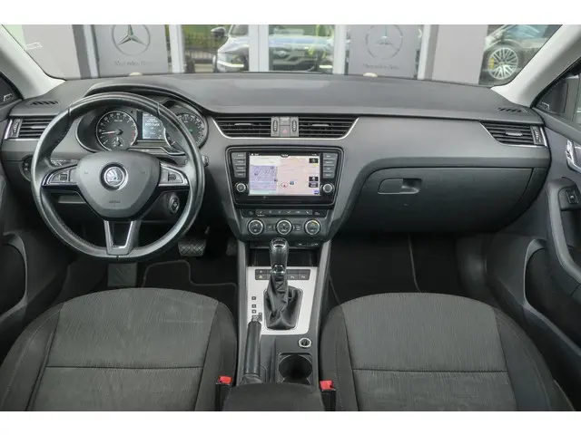 Skoda Octavia Combi 1.6 TDI 105pk DSG Navigatie DAB Xenon / LED Elektrische achterklep Keyless start...