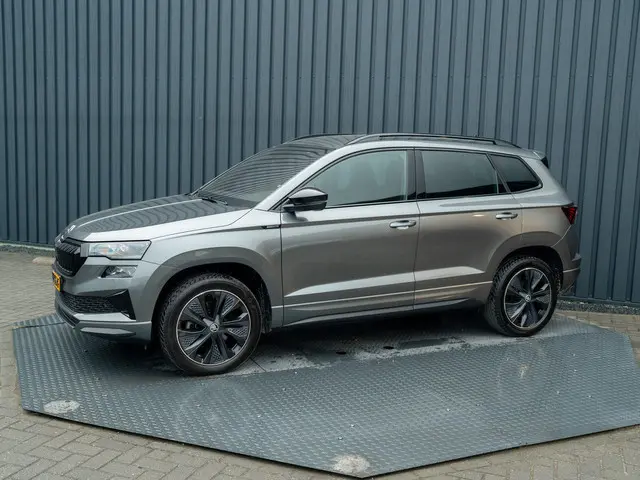 ŠKODA Karoq 1.5 TSI ACT Sportline Business | Elk. A-klep | Camera | Lane Assist | Stoel & Stuur verw...