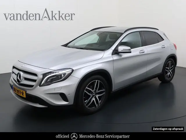 Mercedes-Benz GLA 200 // Camera // Navi // Bi-Xenon // 18" Velgen // Dakrails // Parkeersensoren //...