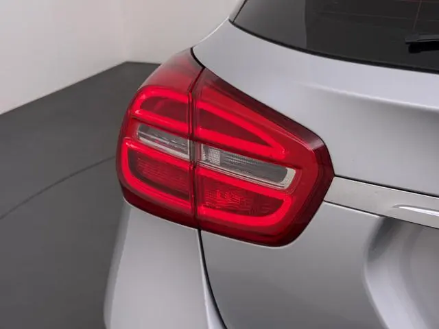 Mercedes-Benz GLA 200 // Camera // Navi // Bi-Xenon // 18" Velgen // Dakrails // Parkeersensoren //...