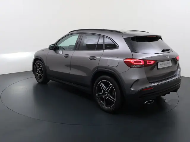 Mercedes-Benz GLA 180 AMG // Camera // Elek. Achterklep // Sfeerverlichting // Night pakket // 19" A...