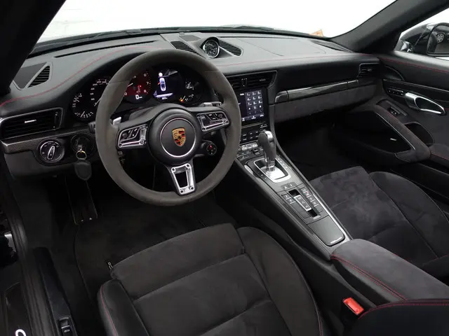 Porsche 911 Cabrio 3.0 Carrera 4 GTS Sport chrono, Dealer Onderhouden, Full carbon, Bose Surround