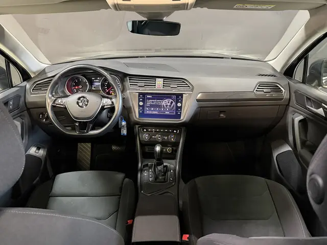Volkswagen Tiguan 1.5 TSI ACT Comfortline Business | Pano | Trekhaak | Massage | Apple Carplay